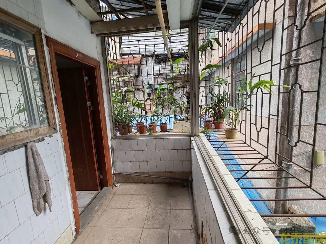 老城区中心市场附近  80方 3房  步梯2楼