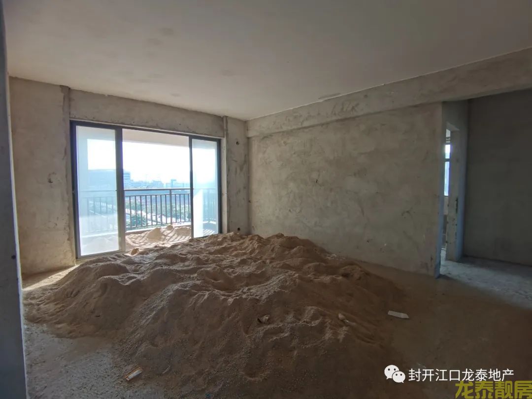 香槟一号南向电梯毛坯8楼