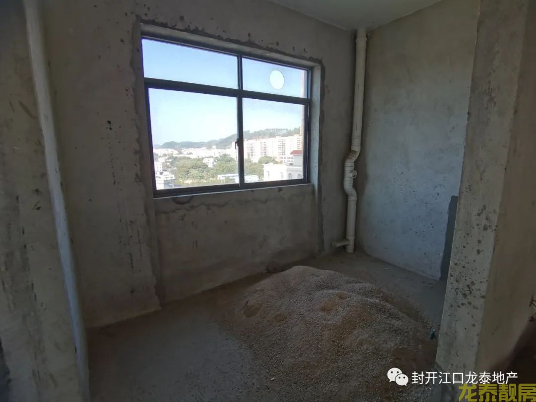 香槟一号南向电梯毛坯8楼