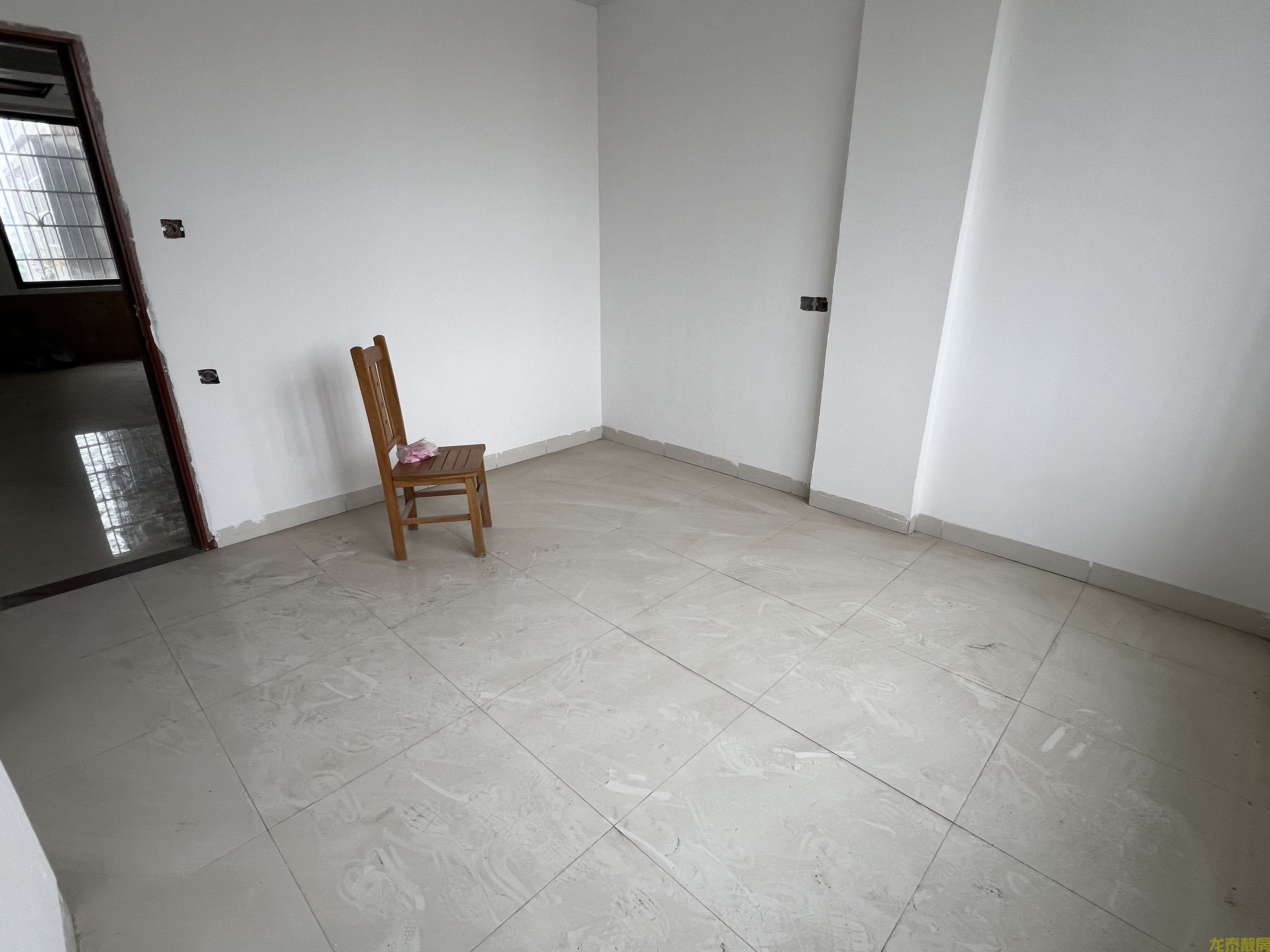 封川车站旁.步梯6楼4房，全新精装，即买即入住